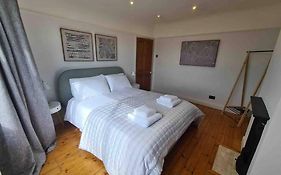 Quiet 3 Bed House With Gardens & Games Room
